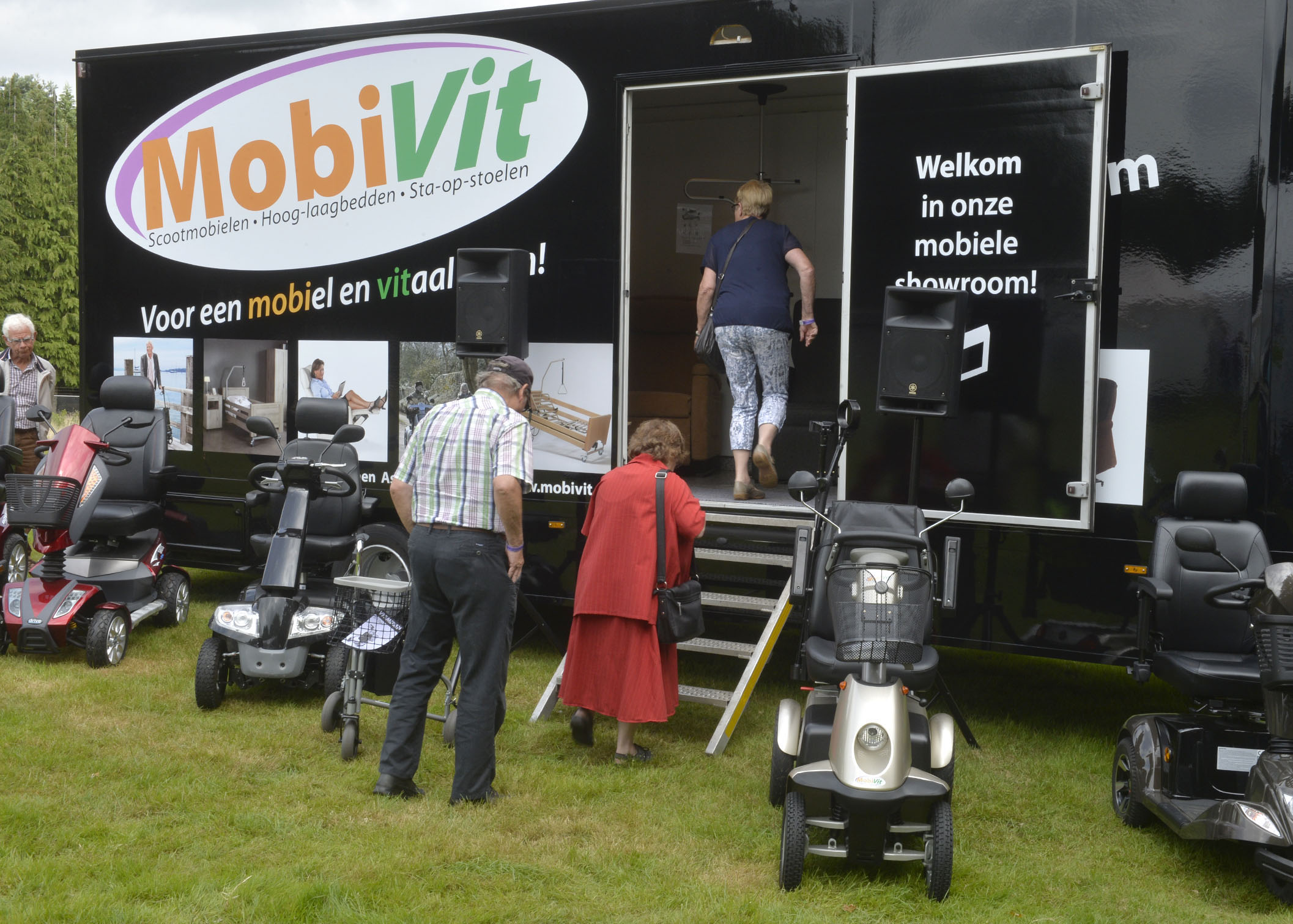 Foto bij persbericht over nieuwe mobiele showroom van de Drentse hulpmiddelenspecialist MobiVit in Emmen, Assen en Schoonoord