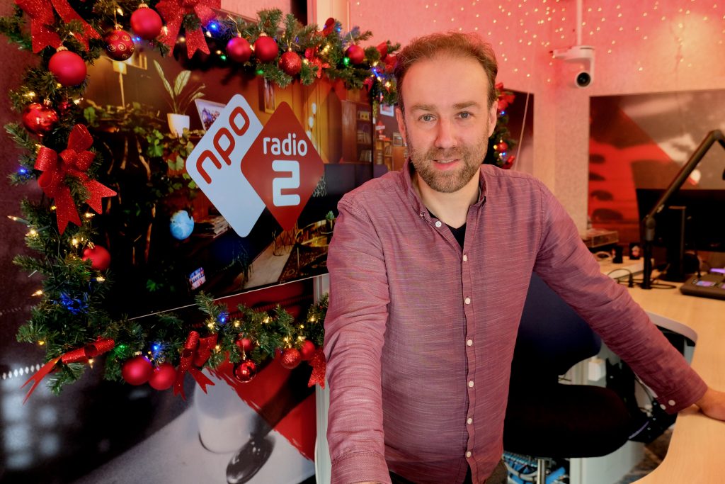 Zendermanager van NPO Radio 2 Peter de Vries in de studio van NPO Radio 2, foto gepubliceerd bij interview in Westerwolde Lougblad